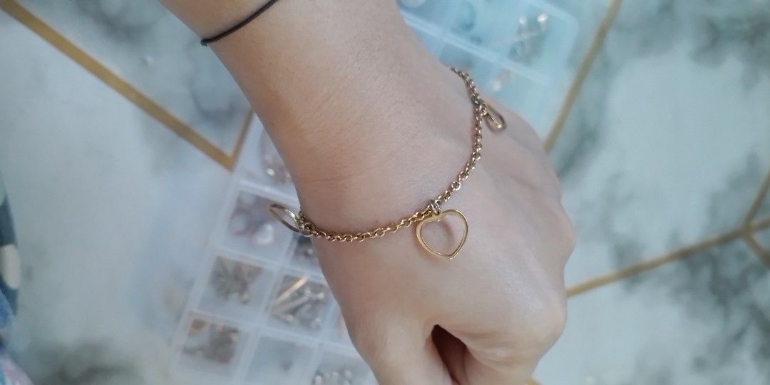 Minimalists Heart Bracelet (Category: Bracelets) located in Batangas. Submitted by zenrez_shop (Listing ID 1468585716, Image 2). Description: Stainless Steel Bracelet hypoallergenic.