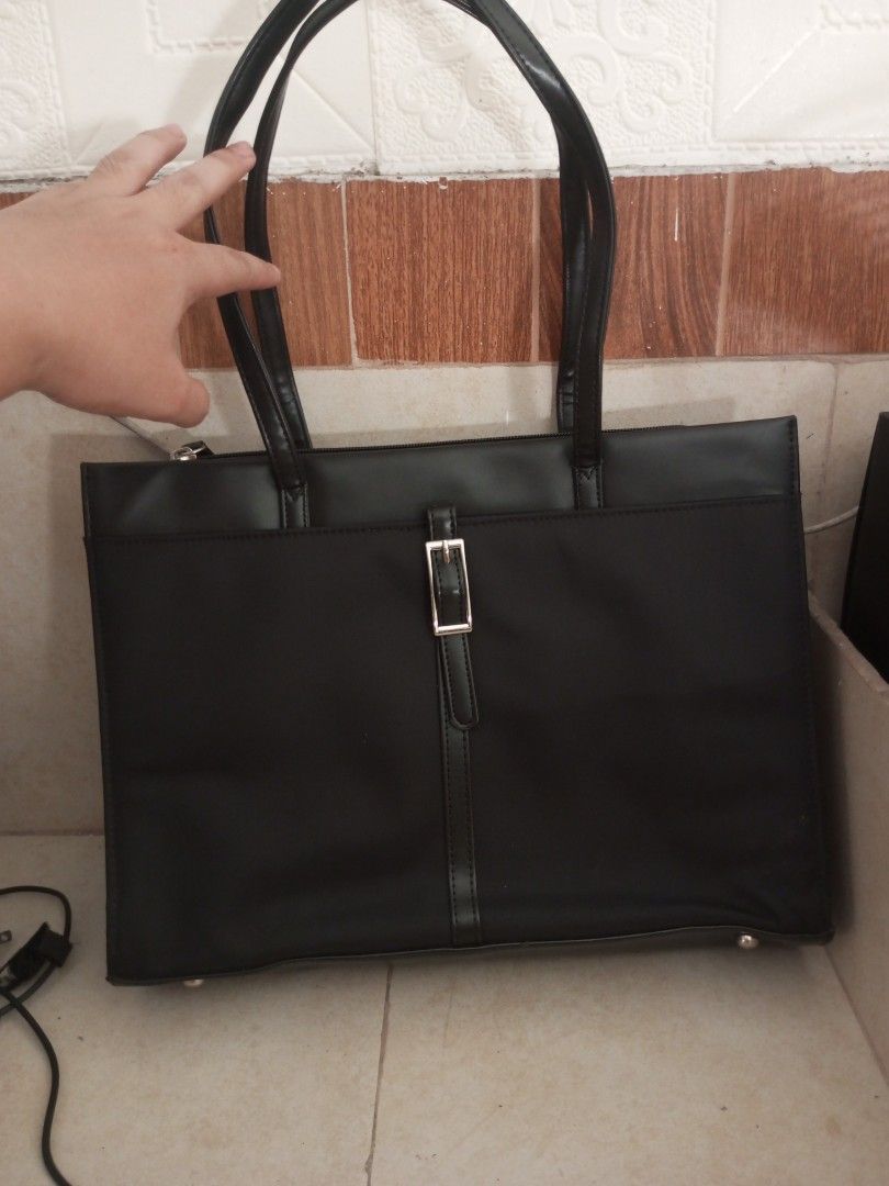 Misurina office bag (Category: Luxury Bags & Wallets) located in Infanta. Submitted by joeruarigato (Listing ID 1468560598, Image 1). Description: .