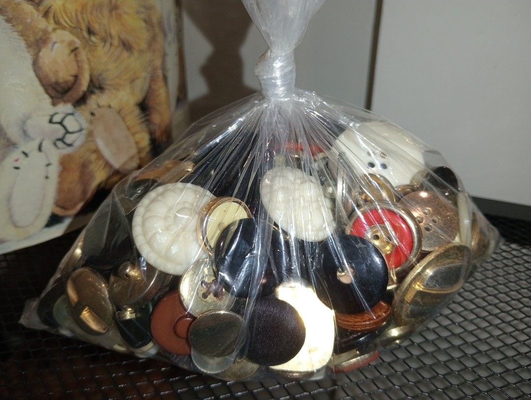 MIX BUTTONS (ALMOST 1 KG) (Category: Handmade Craft) located in Kawit. Submitted by gieclutter (Listing ID 1468710824, Image 2). Description: Flakers and joy reservers are 𝗻𝗼𝘁 𝗮𝗹𝗹𝗼𝘄𝗲𝗱 Actual photos, sized precisely Verify item's dimensions first All sales are final—no returns, exchanges, or refunds 𝗖𝗢𝗡𝗗𝗜𝗧𝗜𝗢𝗡: ・𝗔𝗦 𝗜𝗦 ・mix of sizes and colors ・has some scratches (perfect for an aged or thrifted look) ・great for crafting, sewi