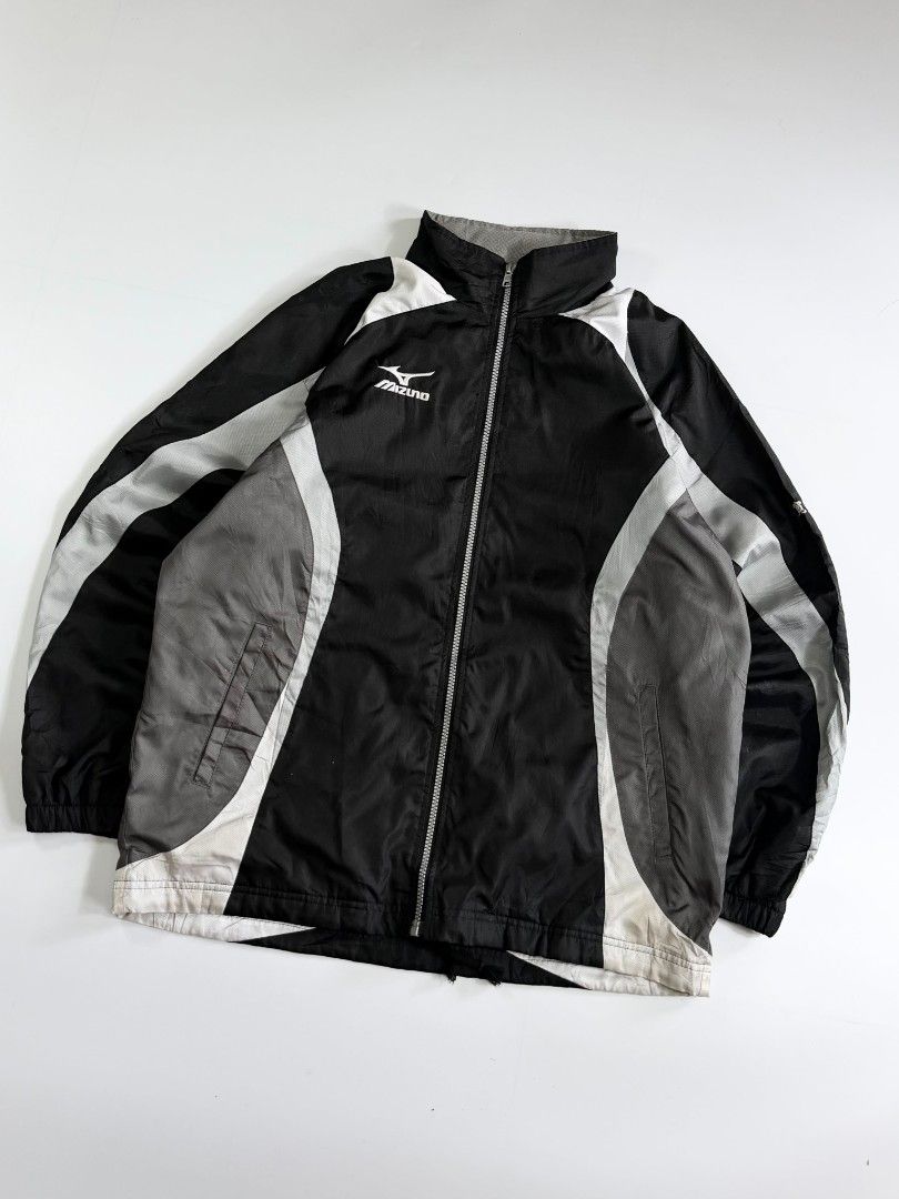 MIZUNO WINDBREAKER (Category: Coats, Jackets and Outerwear) located in Valenzuela. Submitted by veriez_gems (Listing ID 1468625747, Image 2). Description: Brand: Mizuno Item Type: Windbreaker jacket / Track jacket Colorway: Color-blocked design featuring black, grey, and white panels Condition: Visible stains/discoloration present on the lower white front hem and lower white sleeve panels. It is crucial to disclose this in your listing and take c