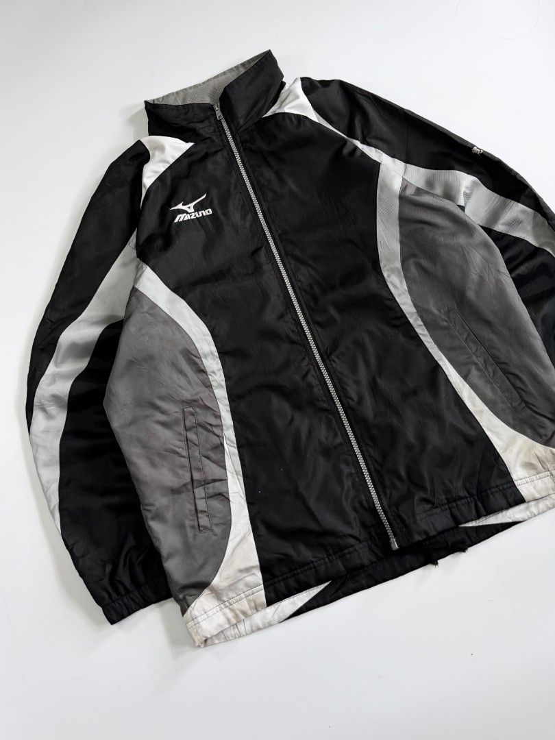 MIZUNO WINDBREAKER (Category: Coats, Jackets and Outerwear) located in Valenzuela. Submitted by veriez_gems (Listing ID 1468625747, Image 3). Description: Brand: Mizuno Item Type: Windbreaker jacket / Track jacket Colorway: Color-blocked design featuring black, grey, and white panels Condition: Visible stains/discoloration present on the lower white front hem and lower white sleeve panels. It is crucial to disclose this in your listing and take c