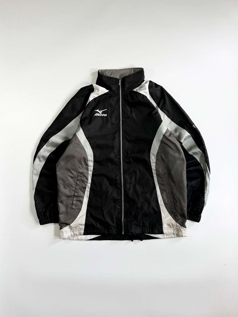 MIZUNO WINDBREAKER (Category: Coats, Jackets and Outerwear) located in Valenzuela. Submitted by veriez_gems (Listing ID 1468625747, Image 1). Description: Brand: Mizuno Item Type: Windbreaker jacket / Track jacket Colorway: Color-blocked design featuring black, grey, and white panels Condition: Visible stains/discoloration present on the lower white front hem and lower white sleeve panels. It is crucial to disclose this in your listing and take c