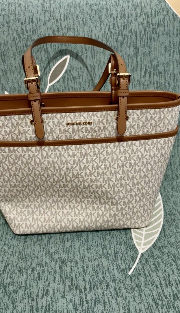 Mk bag (Category: Luxury Bags & Wallets) located in Manila. Submitted by livetiger_8e6070 (Listing ID 1468522634, Image 2). Description: 👜 MICHAEL KORS SIGNATURE TOTE BAG 🤎 💰 ₱6,000 ONLY! Selling my beautiful Michael Kors signature tote bag! 🤎✨ ✔️ Used only once ✔️ Excellent condition ✔️ Original tag still available 🏷️ ✔️ Elegant beige and brown design ✔️ Spacious and perfect for everyday use 💰 Price: ₱6,000 Letting go of this beautiful bag