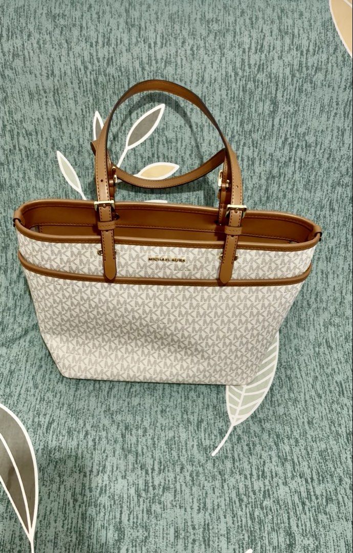 Mk bag (Category: Luxury Bags & Wallets) located in Manila. Submitted by livetiger_8e6070 (Listing ID 1468522634, Image 1). Description: 👜 MICHAEL KORS SIGNATURE TOTE BAG 🤎 💰 ₱6,000 ONLY! Selling my beautiful Michael Kors signature tote bag! 🤎✨ ✔️ Used only once ✔️ Excellent condition ✔️ Original tag still available 🏷️ ✔️ Elegant beige and brown design ✔️ Spacious and perfect for everyday use 💰 Price: ₱6,000 Letting go of this beautiful bag