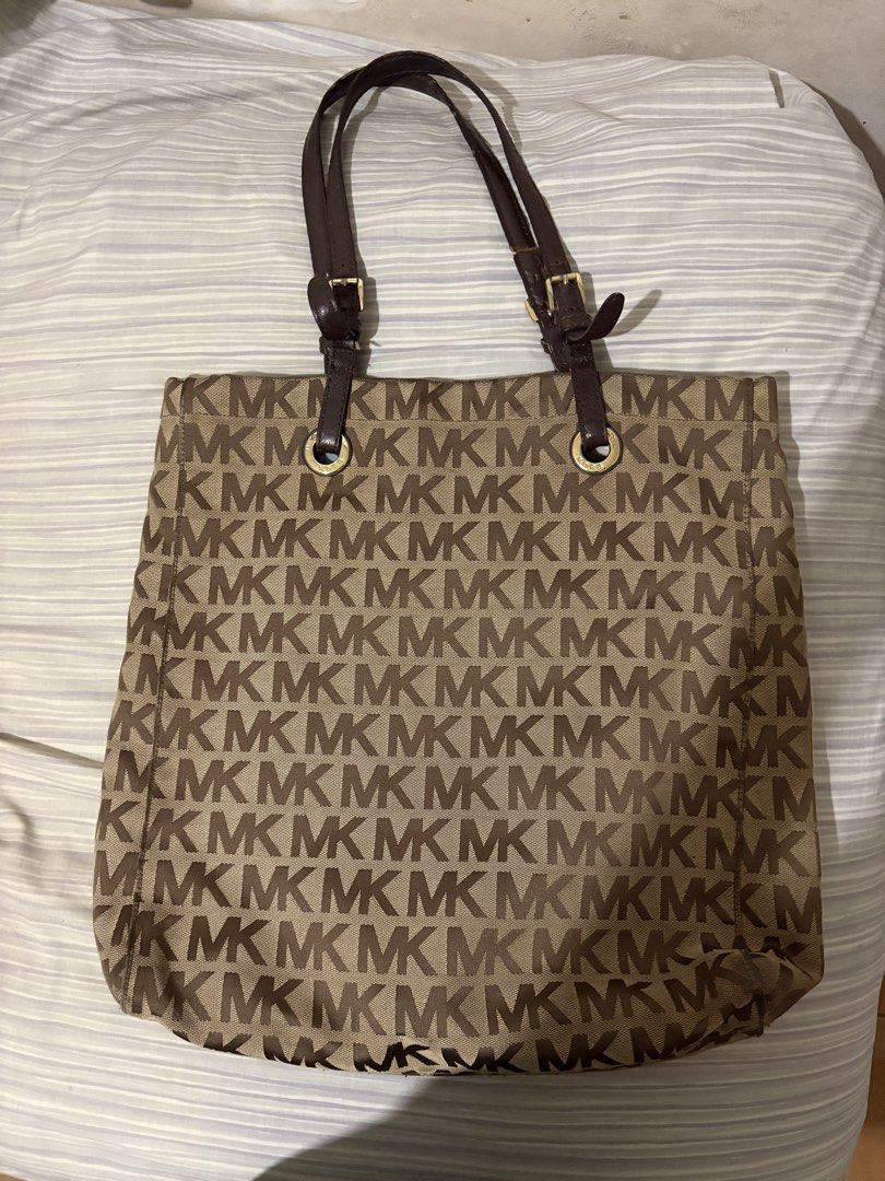 Mk brown tote bag (Category: Tote Bags) located in Quezon City. Submitted by newdeer.0af166 (Listing ID 1468558541, Image 1). Description: condition: 8/10 has a signs of usage and a creasing on the handle but overall its good. rfs:declutterring sayang lang kasi nakatambak lang.