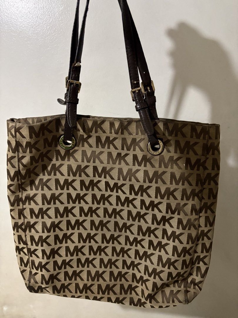 Mk brown tote bag (Category: Tote Bags) located in Quezon City. Submitted by newdeer.0af166 (Listing ID 1468558541, Image 3). Description: condition: 8/10 has a signs of usage and a creasing on the handle but overall its good. rfs:declutterring sayang lang kasi nakatambak lang.