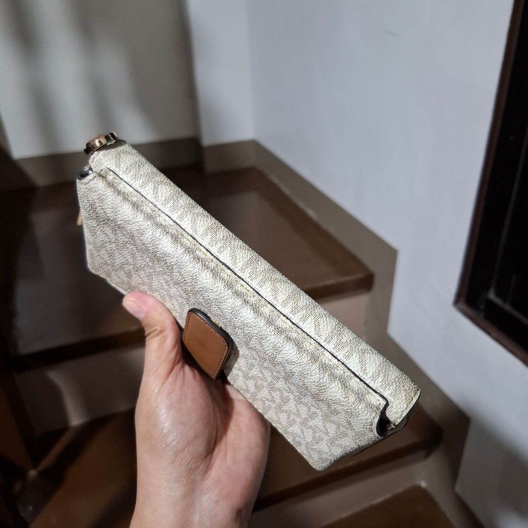 MK Wallet (Free SF) (Category: Luxury Bags & Wallets) located in Baguio. Submitted by bycharmaebuys (Listing ID 1468631092, Image 3). Description: Brand: Michael Kors / MK Guaranteed Authentic 💯 ‼️ SALE PRICE: 650.00, FREE SHIPPING NATIONWIDE‼️ First to pay basis Medium Size, zip around, bifold wallet Dimension: 6 by 4.5 inches Genuine Leather Material White / brown color w/ gold hardware Ideal Zip Single bill compartment 13 card slots, 1 ID win