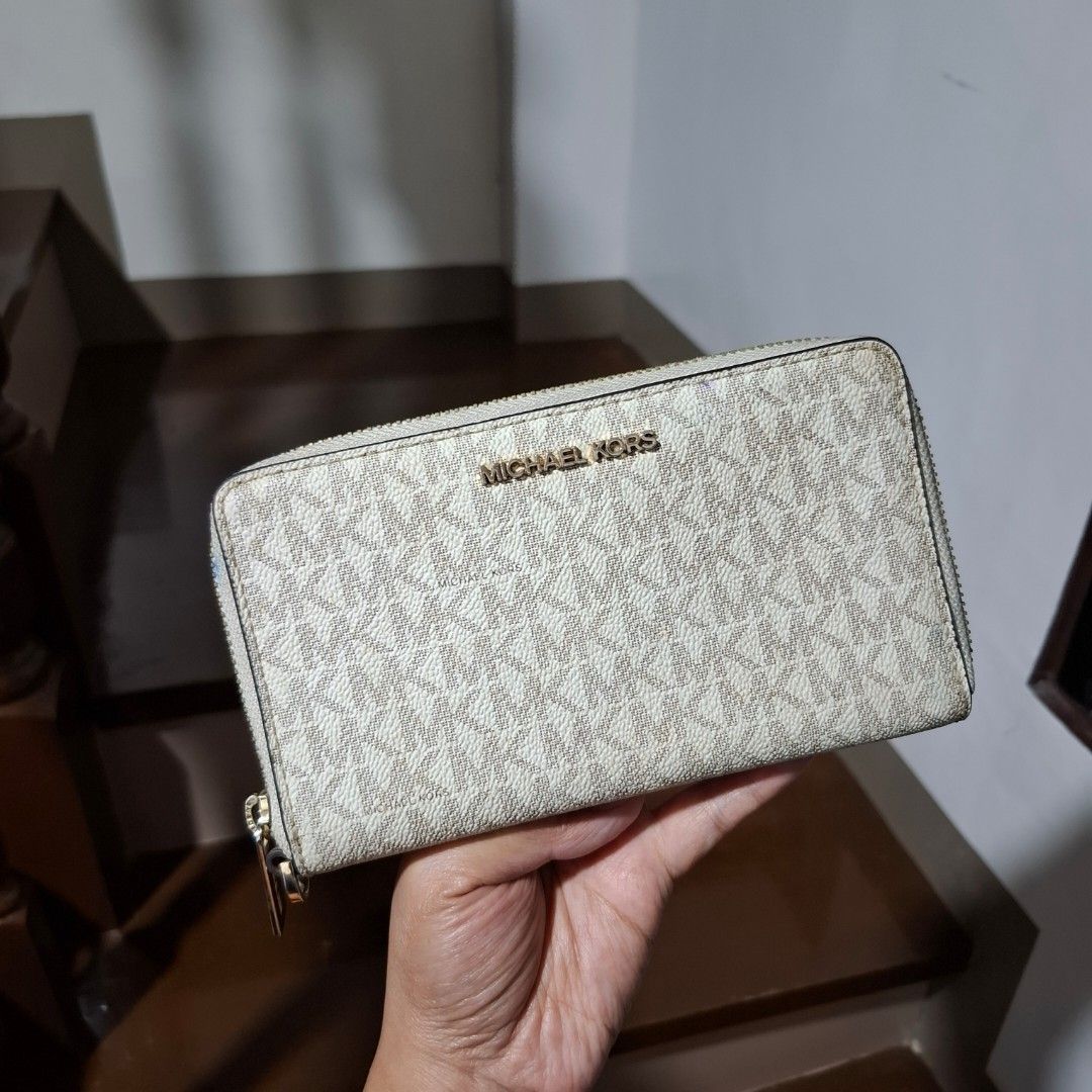 MK Wallet (Free SF) (Category: Luxury Bags & Wallets) located in Baguio. Submitted by bycharmaebuys (Listing ID 1468631092, Image 1). Description: Brand: Michael Kors / MK Guaranteed Authentic 💯 ‼️ SALE PRICE: 650.00, FREE SHIPPING NATIONWIDE‼️ First to pay basis Medium Size, zip around, bifold wallet Dimension: 6 by 4.5 inches Genuine Leather Material White / brown color w/ gold hardware Ideal Zip Single bill compartment 13 card slots, 1 ID win