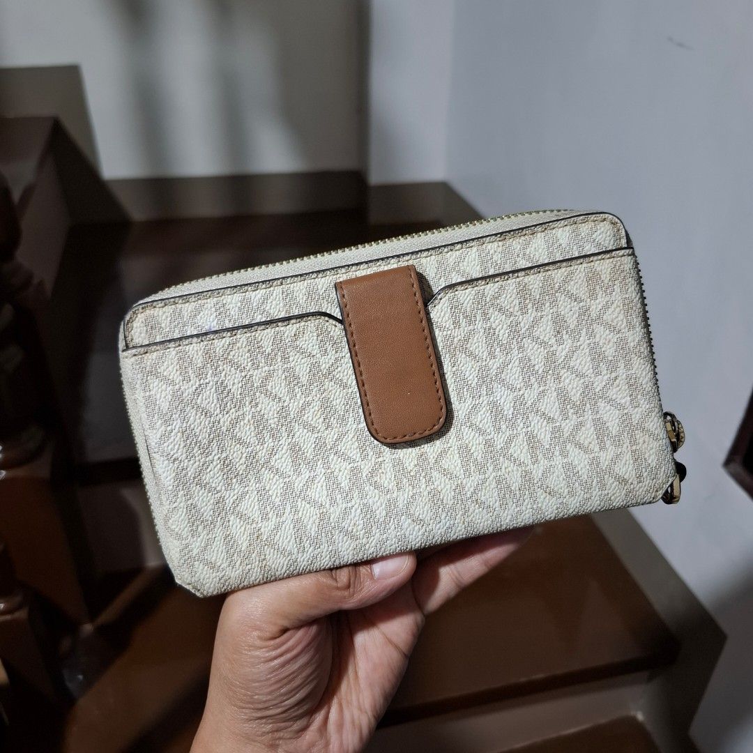 MK Wallet (Free SF) (Category: Luxury Bags & Wallets) located in Baguio. Submitted by bycharmaebuys (Listing ID 1468631092, Image 2). Description: Brand: Michael Kors / MK Guaranteed Authentic 💯 ‼️ SALE PRICE: 650.00, FREE SHIPPING NATIONWIDE‼️ First to pay basis Medium Size, zip around, bifold wallet Dimension: 6 by 4.5 inches Genuine Leather Material White / brown color w/ gold hardware Ideal Zip Single bill compartment 13 card slots, 1 ID win