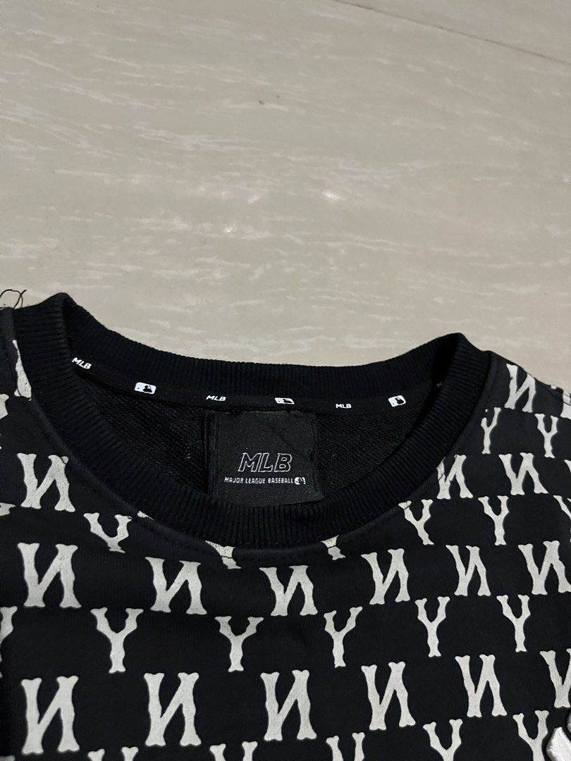 MLB (Category: Coats, Jackets and Outerwear) located in Manila. Submitted by thrift2lifestyle (Listing ID 1468601949, Image 3). Description: MLB NY AOP PRINT EXCELLENT CONDITION W21 L25 ISSUE: MINIMAL CRACKS 550.