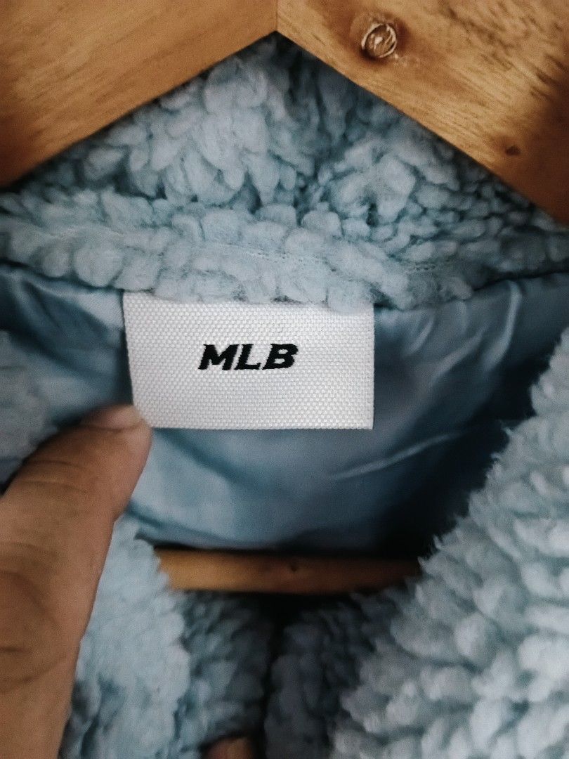 MLB SHERPA JACKET (Category: Coats, Jackets and Outerwear) located in Masbate. Submitted by arielagost83627 (Listing ID 1468518420, Image 3). Description: Color Rate: 9.7/10 Dimes: 22x25 Issue: None Excellent Condition.