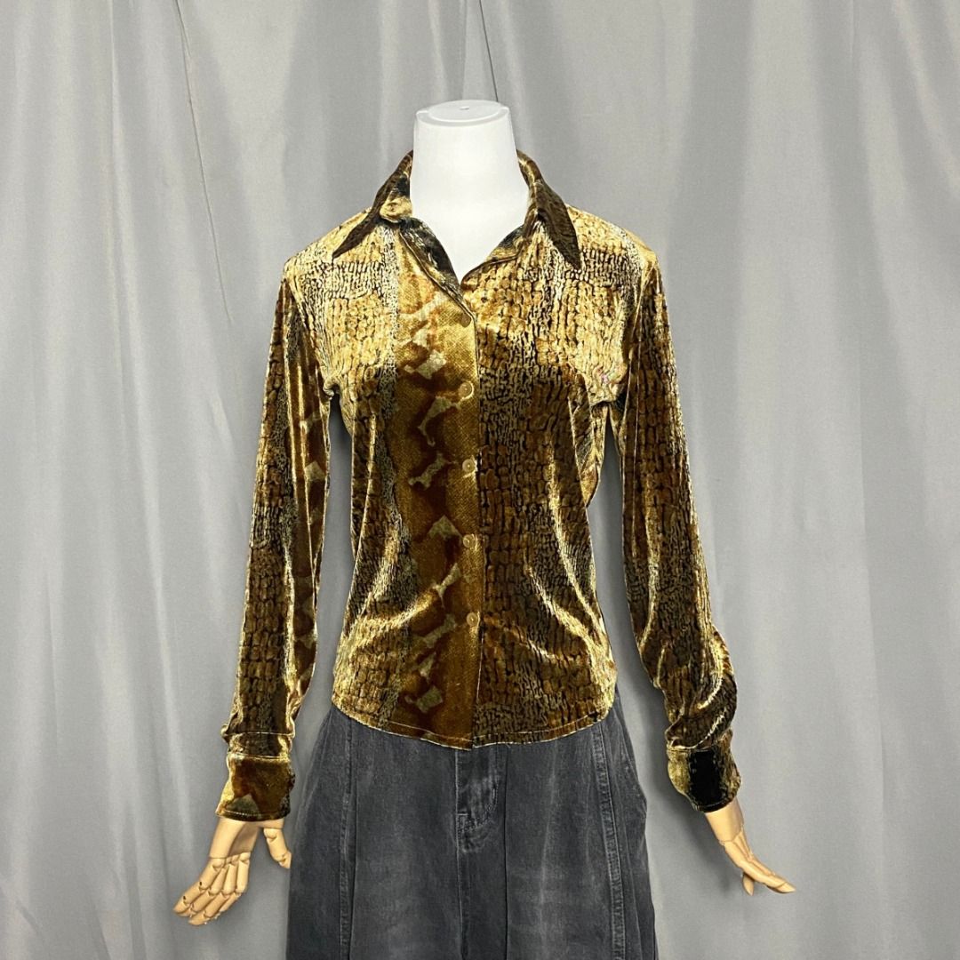MNG night vintage ochre velvet python print button-up shirt (Category: Longsleeves) located in Las Pinas. Submitted by ipickyou (Listing ID 1468668469, Image 1). Description: Unwashed Condition: 10/10 𝗠𝗲𝗮𝘀𝘂𝗿𝗲𝗺𝗲𝗻𝘁𝘀 𝘄𝗵𝗲𝗻 𝗹𝗮𝗶𝗱 𝗳𝗹𝗮𝘁: -Size S -Shoulder to shoulder: 16 1/2” -Armpit to armpit: 18” -Length: 22” .