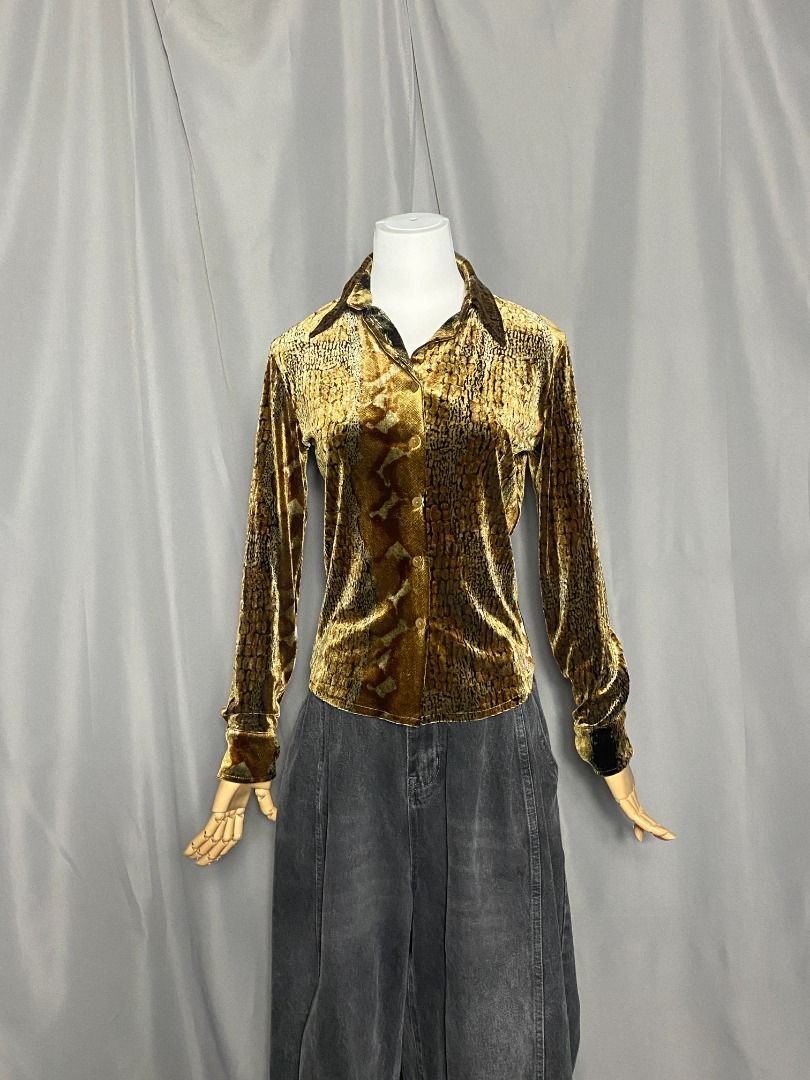 MNG night vintage ochre velvet python print button-up shirt (Category: Longsleeves) located in Las Pinas. Submitted by ipickyou (Listing ID 1468668469, Image 2). Description: Unwashed Condition: 10/10 𝗠𝗲𝗮𝘀𝘂𝗿𝗲𝗺𝗲𝗻𝘁𝘀 𝘄𝗵𝗲𝗻 𝗹𝗮𝗶𝗱 𝗳𝗹𝗮𝘁: -Size S -Shoulder to shoulder: 16 1/2” -Armpit to armpit: 18” -Length: 22” .