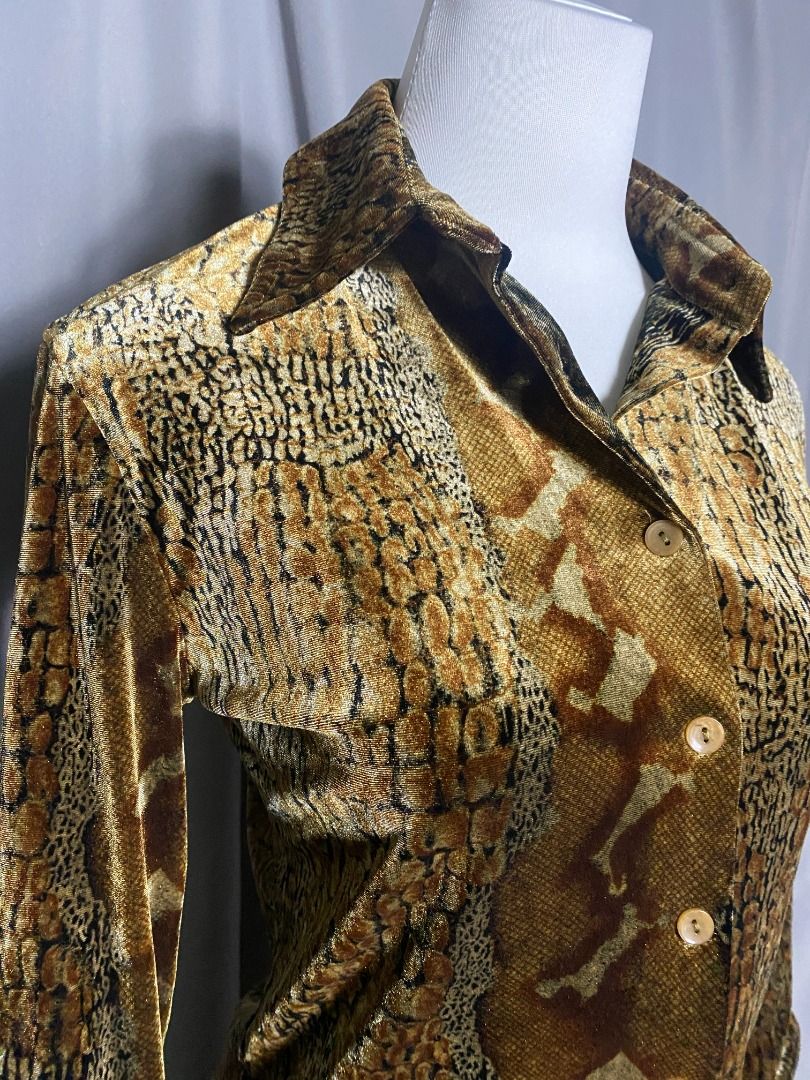 MNG night vintage ochre velvet python print button-up shirt (Category: Longsleeves) located in Las Pinas. Submitted by ipickyou (Listing ID 1468668469, Image 3). Description: Unwashed Condition: 10/10 𝗠𝗲𝗮𝘀𝘂𝗿𝗲𝗺𝗲𝗻𝘁𝘀 𝘄𝗵𝗲𝗻 𝗹𝗮𝗶𝗱 𝗳𝗹𝗮𝘁: -Size S -Shoulder to shoulder: 16 1/2” -Armpit to armpit: 18” -Length: 22” .