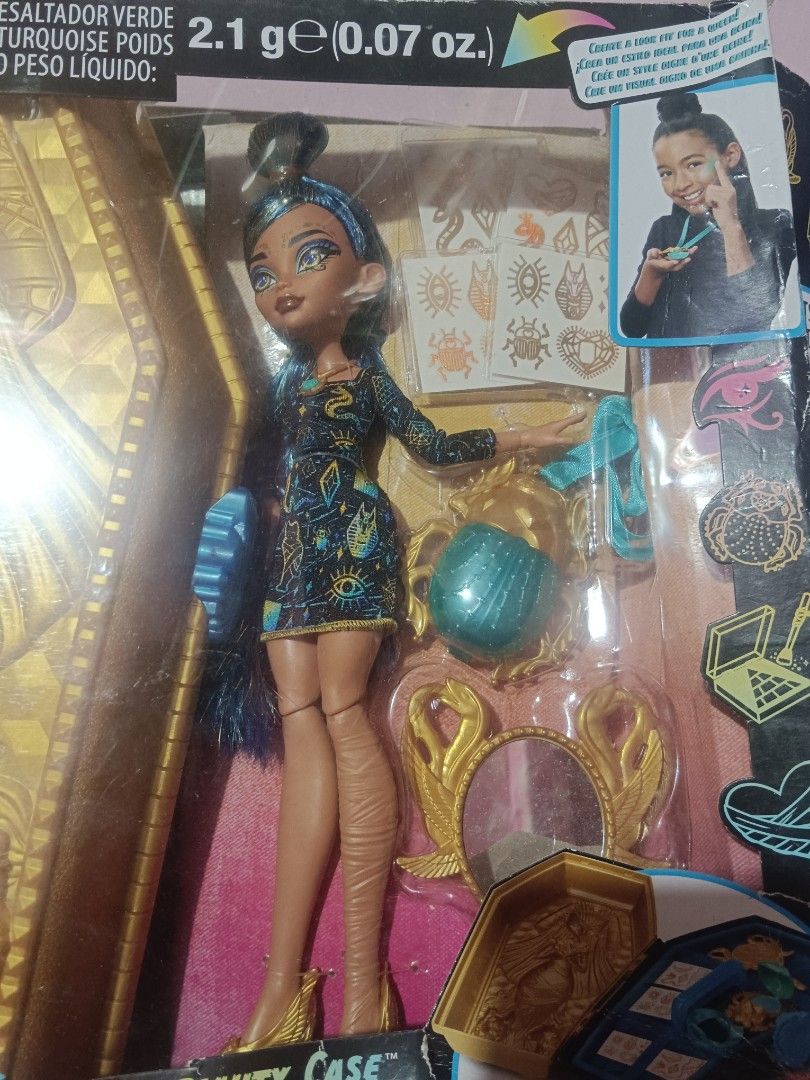 Monster high doll (Category: Action & Battle Toys) located in Pasig City. Submitted by rednaxela_rich (Listing ID 1468672476, Image 3). Description: Monster high doll & accessories golden glam case beauty kit toy.