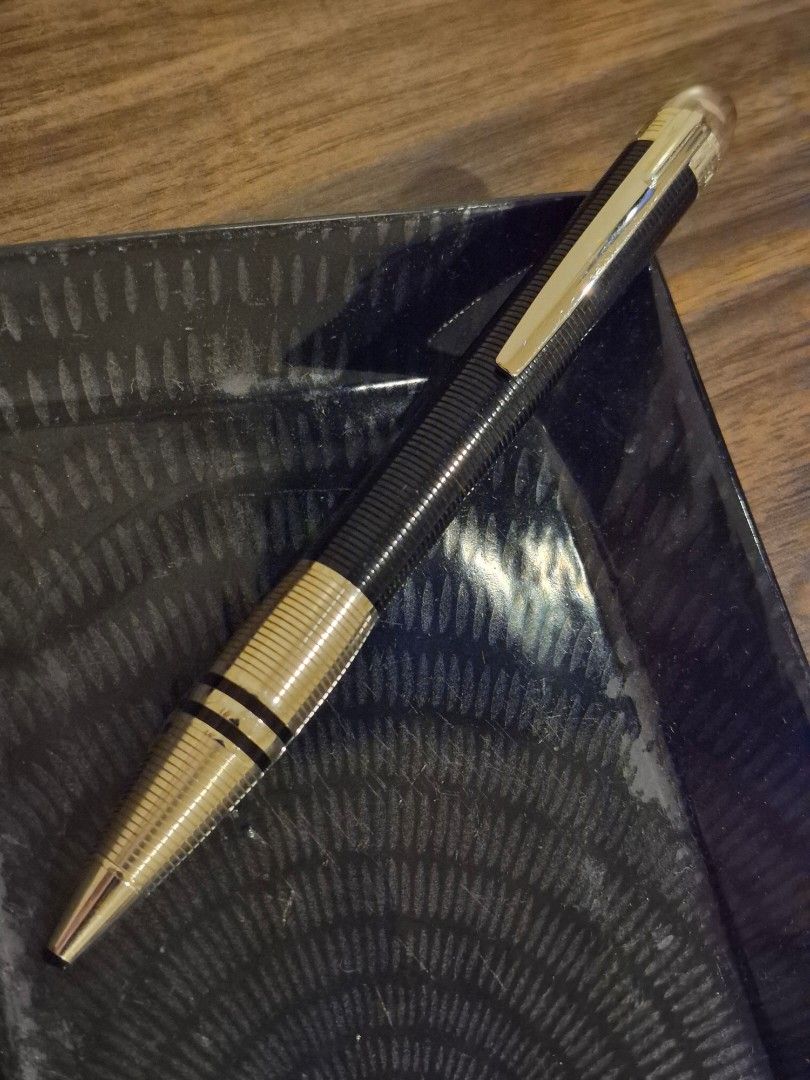 Montblanc Starwalker Doue Ballpoint Pen (Category: Vintage Collectibles) located in Pasig City. Submitted by penpaul (Listing ID 1468588354, Image 1). Description: Montblanc Starwalker Doue Ballpoint Pen guilloche pattern on section with precious resin body refill still has ink just message for those interested.