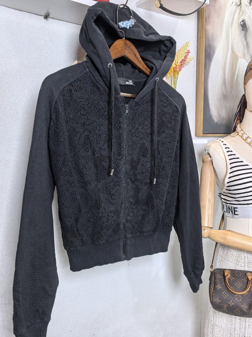 Moschino jacket (Category: Luxury Apparel) located in Baguio. Submitted by ashzachary (Listing ID 1468624205, Image 3). Description: Moschino jacket Condition :Excellent condition Color rate 10/10 Size :Medium Inches:W20. 1/L20. 1 No issues No flaws Super ganda sa personal Pm. More details Good quality Plsss 📌No Bogus 📌No return MOP What you see is what you get PALAWAN, CEBUNA GCASH AND BDO Reminder😊 We're selling thrifted clothes so please ma