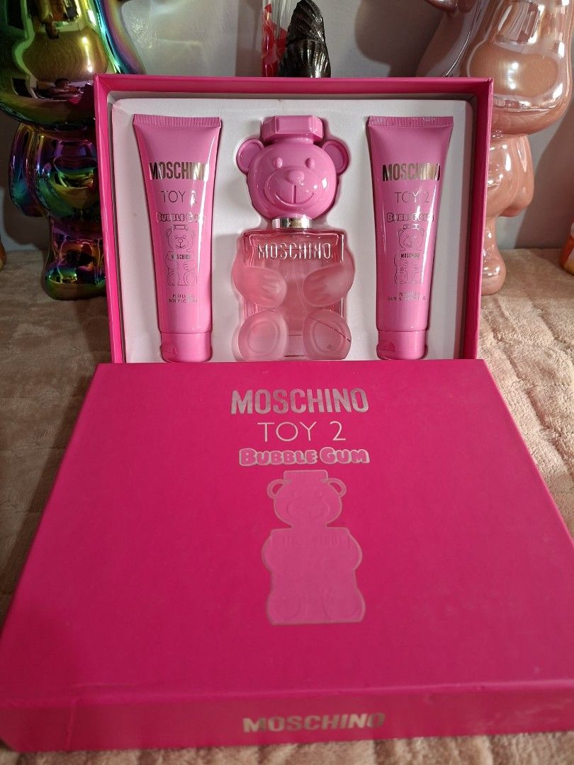 Moschino Toy 2 Bubble Gum (Category: Fragrance & Deodorants) located in Mabalacat. Submitted by maryraray (Listing ID 1468642179, Image 1). Description: PRODUCT DETAILS & INCLUSIONS: ​1x Moschino Toy 2 Bubble Gum Eau de Toilette (Teddy Bear Bottle) ​1x Perfumed Body Lotion ​1x Perfumed Bath & Shower Gel SCENT PROFILE: ​Fragrance Family: Floral, Fruity, & Oriental ​Notes: Candied Citrus, Italian Lemon & Orange, Bubble Gum Accord, Bulgarian Rose, P