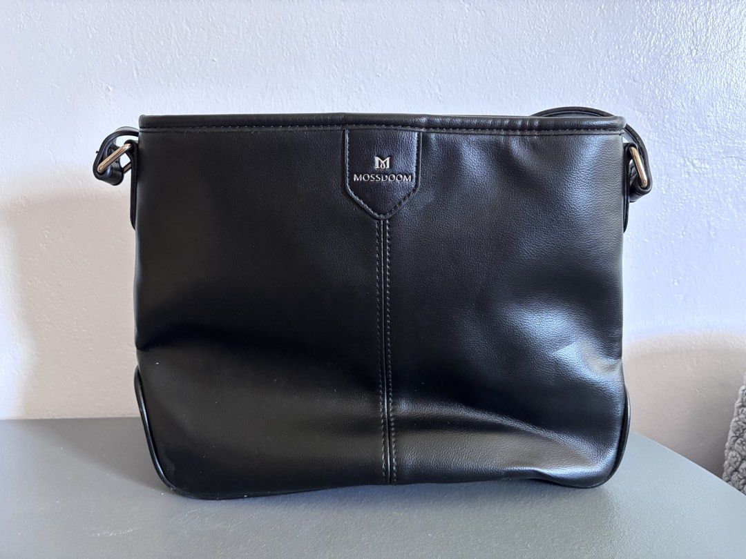 Mossdoom Black Shoulder Bag (Category: Shoulder Bags) located in Nagcarlan. Submitted by jemcollex (Listing ID 1468548140, Image 2). Description: Rarely used Leather type Adjustable strap Original price: ₱739.