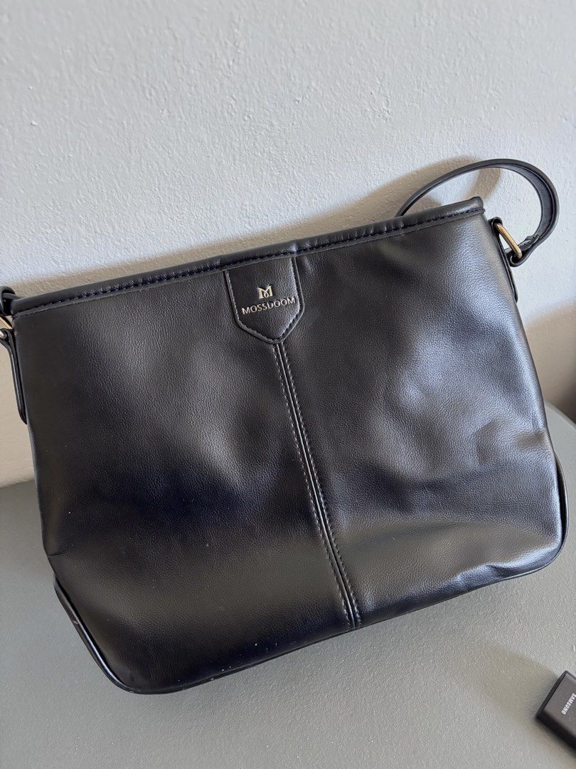 Mossdoom Black Shoulder Bag (Category: Shoulder Bags) located in Nagcarlan. Submitted by jemcollex (Listing ID 1468548140, Image 3). Description: Rarely used Leather type Adjustable strap Original price: ₱739.