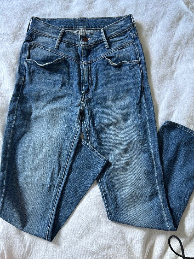 Mother Dazzler Anfle Front Jeans Size 28 (Category: Jeans) located in Makati City. Submitted by marymae1223 (Listing ID 1468517444, Image 2). Description: Preloved Dazzler Anfle Front Jeans Size 28 Original pricing at 18k. Used well Tag Marked with pen (live with 3 daughters need to label our things) No issues Guaranteed Authentic not from Ukay personal use Size 28 Waist 28 inches Hips 38 inches slightly stretchable True to it’s size 98% cotton, 