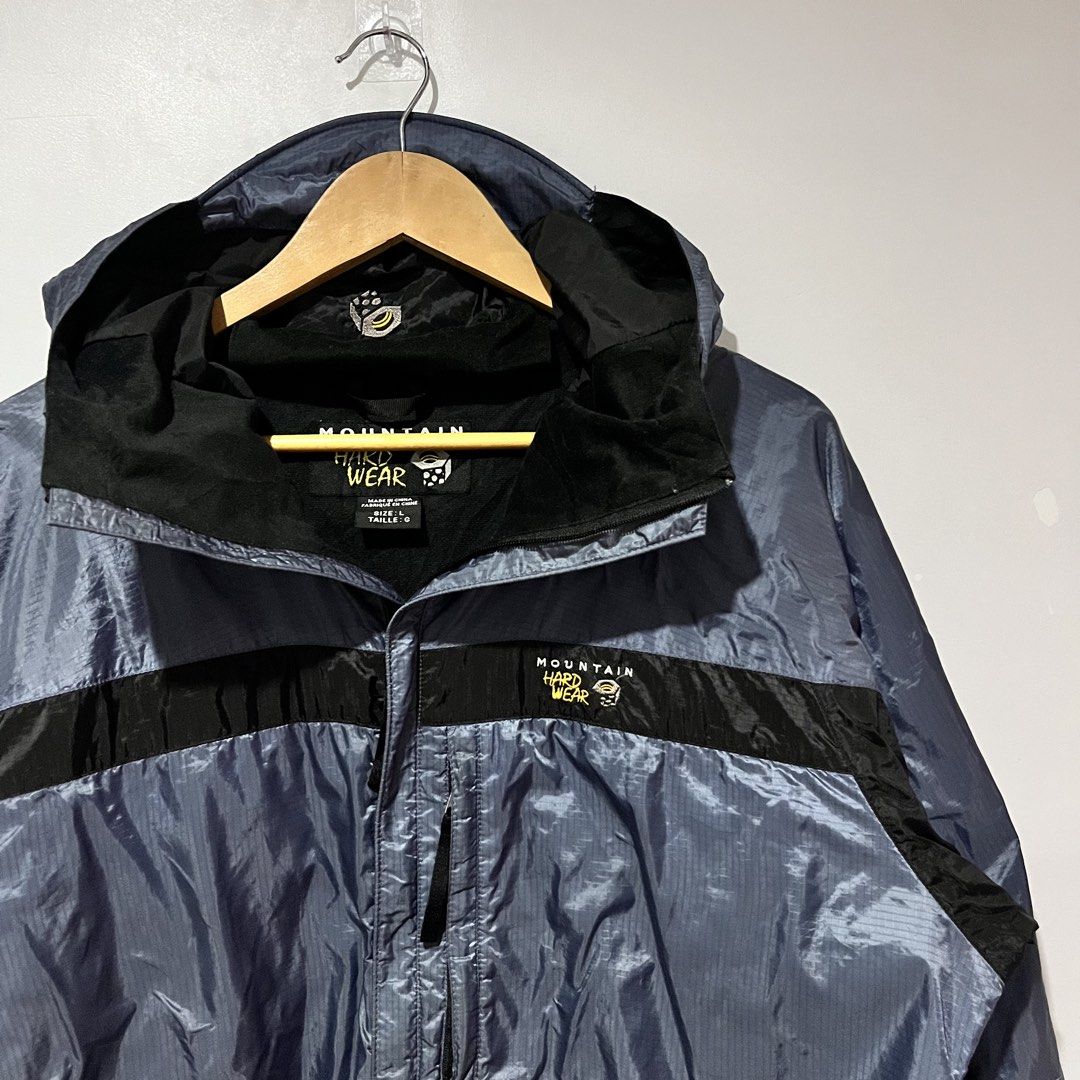 MOUNTAIN HARDWEAR‼️ (Category: Coats, Jackets and Outerwear) located in Cebu City. Submitted by clarkcamu68040 (Listing ID 1468618031, Image 3). Description: MOUNTAIN HARDWEAR‼️ AS NEW SIZE LARGE W 23 / L 27.5 COLORATE 9.8 / 10 ISSUE : ❌❌❌ PHP 1,500 + SF 🛒🛒 📍CEBU ,CITY OF NAGA 🚚 J&T EXPRESS.