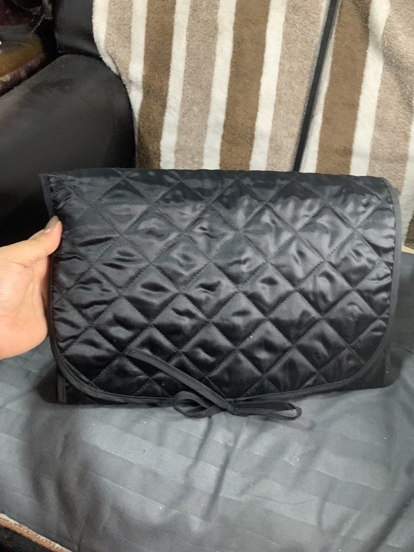 Naraya japan organizer bag (Category: Purses & Pouches) located in Cabanatuan. Submitted by mjluxxejapan (Listing ID 1468647373, Image 1). Description: Fixed price. Approx 12”x10” pag folded ,malaki sya spacious pag nk open wide.matibay maganda quality madami pockets like new cond .