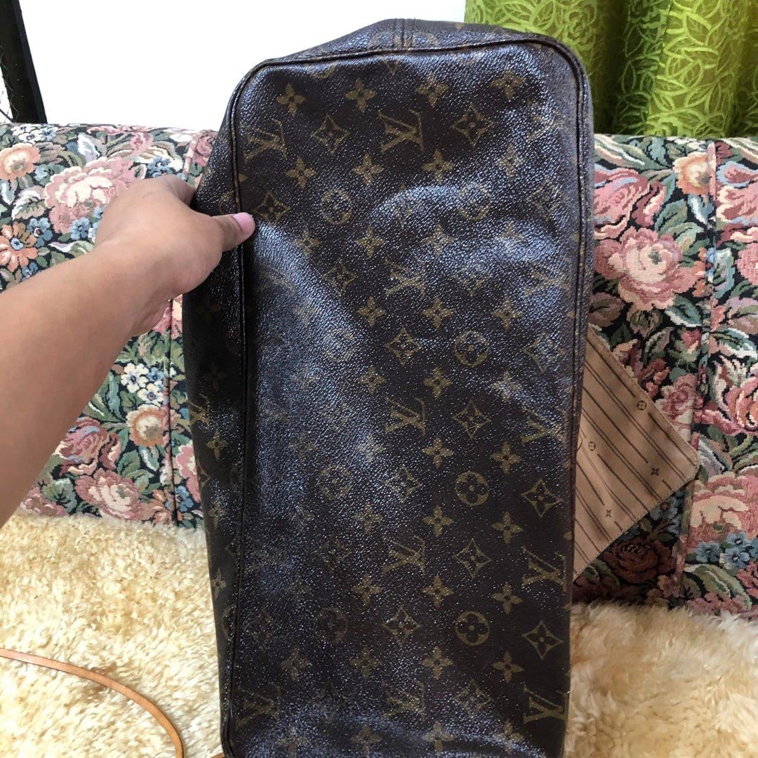 Never full (Category: Shoulder Bags) located in Manila. Submitted by y2karchive (Listing ID 1468639236, Image 2). Description: Authentic Good condition Color rate 9/10 Needed repair Check details .