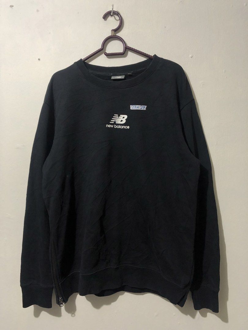 New Balance Mid Logo Crewneck (Category: Coats, Jackets and Outerwear) located in Manila. Submitted by raremountain00 (Listing ID 1468687182, Image 1). Description: Authentic Excellent condition Issue light washable stain check last picture.