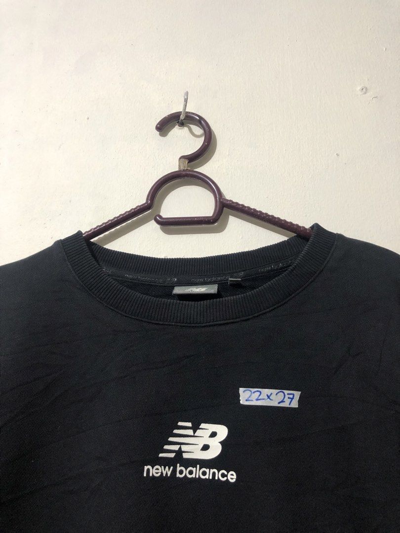 New Balance Mid Logo Crewneck (Category: Coats, Jackets and Outerwear) located in Manila. Submitted by raremountain00 (Listing ID 1468687182, Image 2). Description: Authentic Excellent condition Issue light washable stain check last picture.
