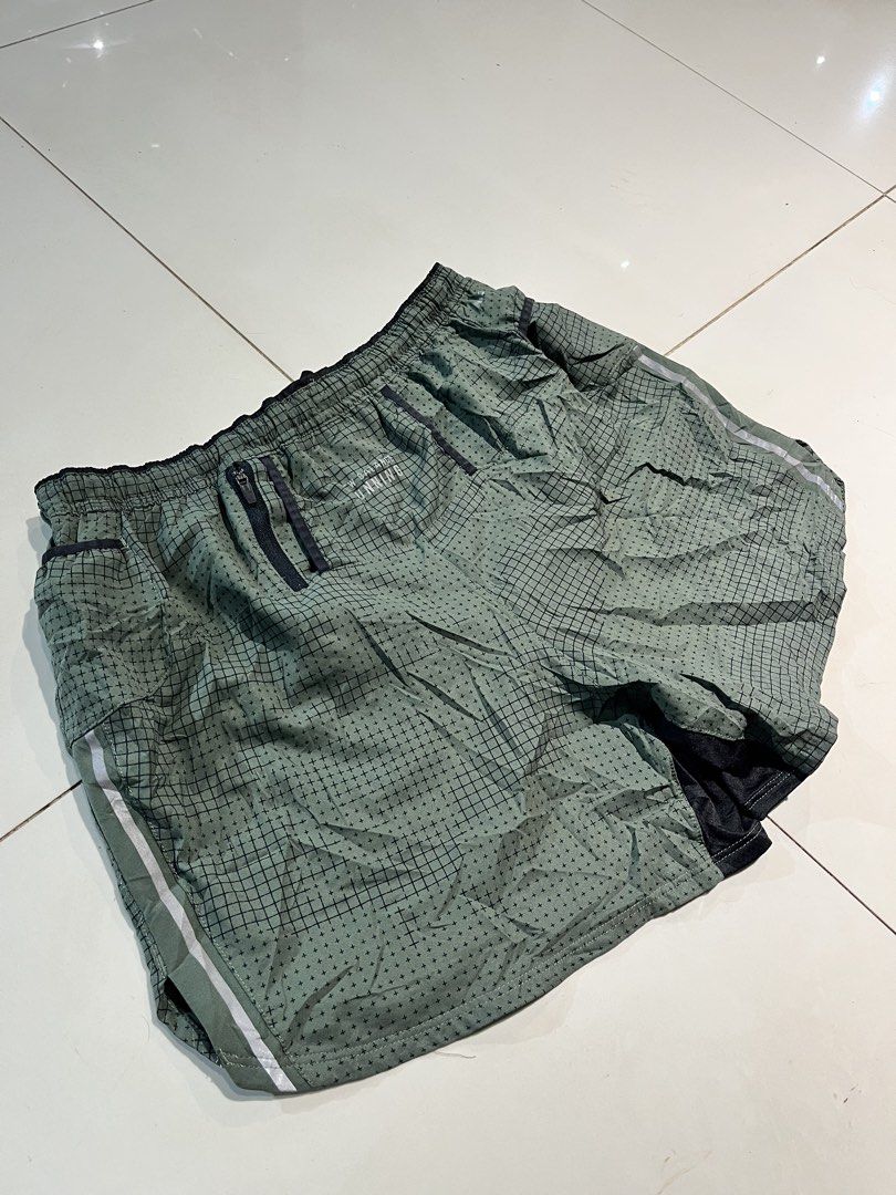 New Balance Trail/Running Shorts (Category: Shorts) located in Valencia. Submitted by yaku_lux (Listing ID 1468506368, Image 2). Description: As new condition Large on tags.
