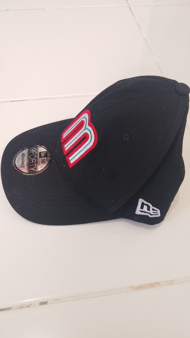 New Era 9FORTY Mexico Baseball Cap Black (Category: Caps & Hats) located in Caloocan City. Submitted by tamonchi (Listing ID 1468649949, Image 3). Description: - Authentic New Era 9FORTY adjustable cap in black - Embroidered Mexico 'M' logo on the front with a side Mexican flag patch - Classic curved brim with original sticker still attached - Adjustable snapback closure for a customizable fit - Clean interior lining with official branded taping 
