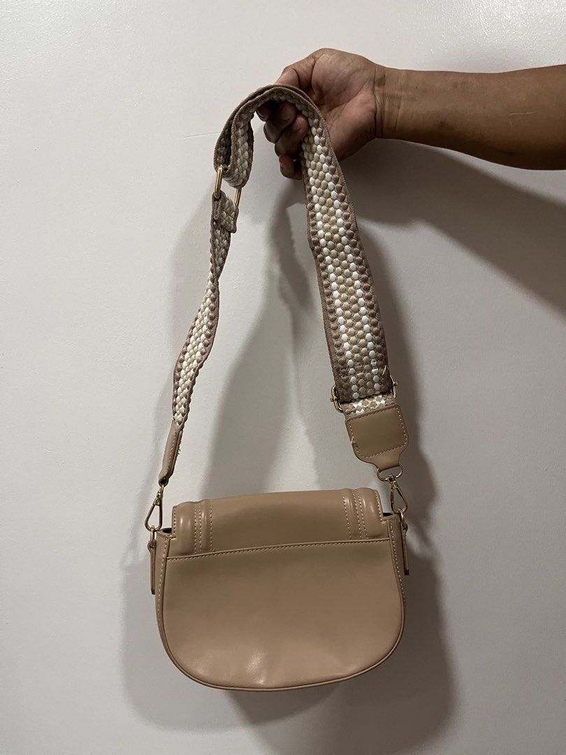 New Look Nude Tan Crossbody Bag with Patterned Strap (Category: Cross-body Bags) located in San Jacinto. Submitted by happyneko_dragon (Listing ID 1468645451, Image 2). Description: - Never been used - Thick leather - Good quality in person - Adjustable patterned strap - Price negotiable .