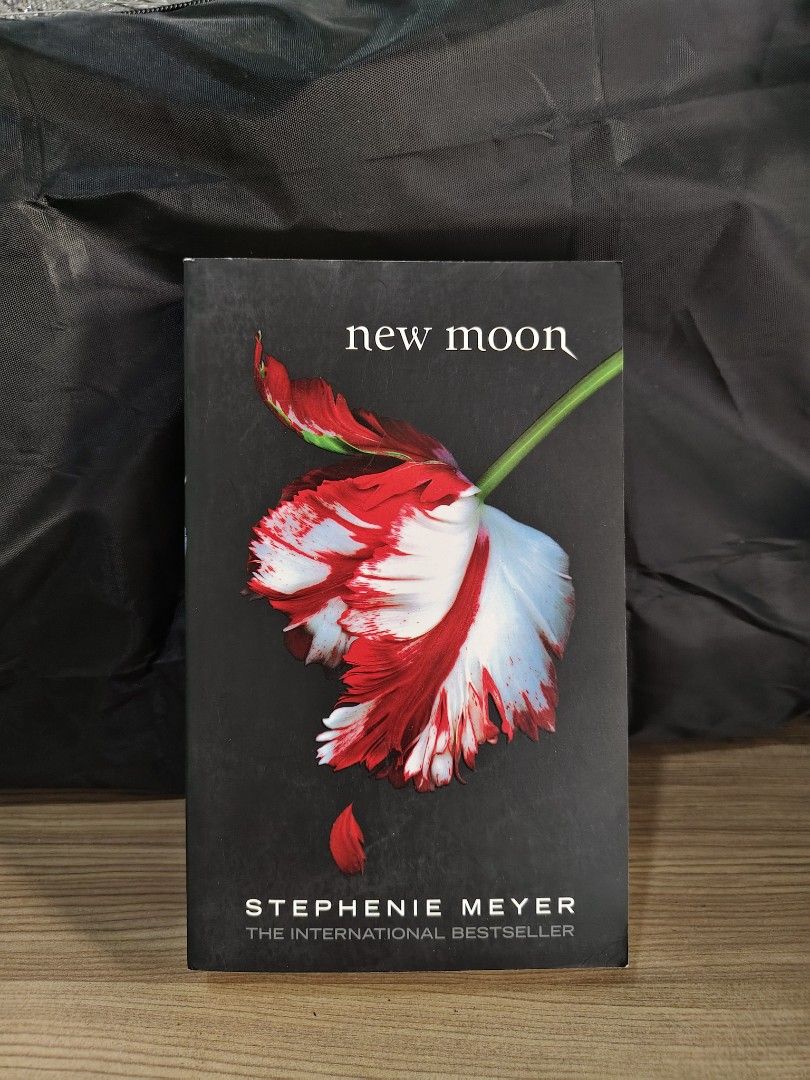 New Moon by Stephanie Meyer (Trade Paperback) (Category: Storybooks) located in Pasig City. Submitted by bookukayclub (Listing ID 1468649375, Image 1). Description: Details: ⤷ All books are AUTHENTIC. ⤷ 𝗠𝗢𝗣: GCsh / Mya / Mribnk ⤷ 𝗠𝗢𝗗: SCO / Lmove / J&T ⤷ Shipping fees are shouldered by the buyer. ⤷ ₱5 packing fee ⚲ Pasig City, Metro Manila.