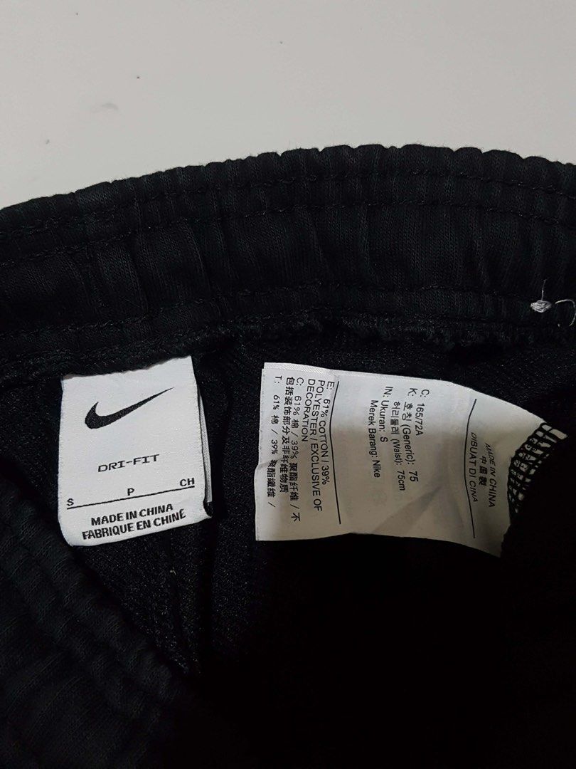Nike (Category: Announcements) located in Imus. Submitted by gabrielseth_12 (Listing ID 1468501118, Image 3). Description: Nike aspack Sweater Size medium to large No issue Good condition Pants Size small on tag Waistline 28 to 32 No issue Excellent condition 600pesos aspack +shipped Imus cavite location .