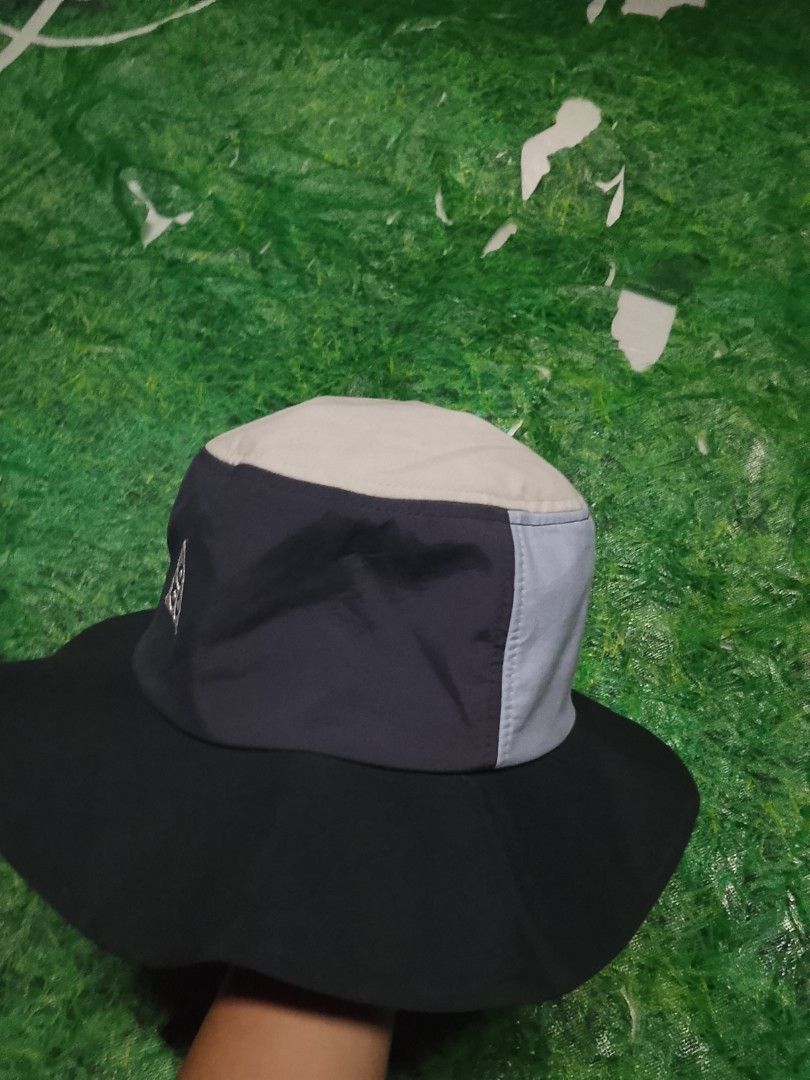 Nike ACG bucket hat (authentic) (Category: Caps & Hats) located in Tagbina. Submitted by jera-thrift.16 (Listing ID 1468633653, Image 2). Description: excellent condition color rate 10/10 size M/L no issue nego sa sure buyer.