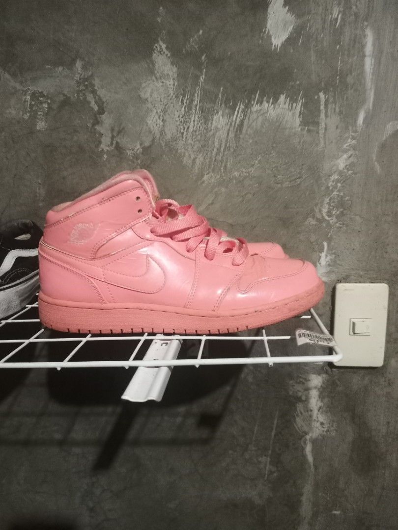 Nike Air Jordan 1 (Category: Sneakers) located in Mabalacat. Submitted by hasashoe (Listing ID 1468598606, Image 3). Description: SIZE ON PIC GOOD CONDITION WEAR AND GO ISSUE SLIGHT SCRATCHES.