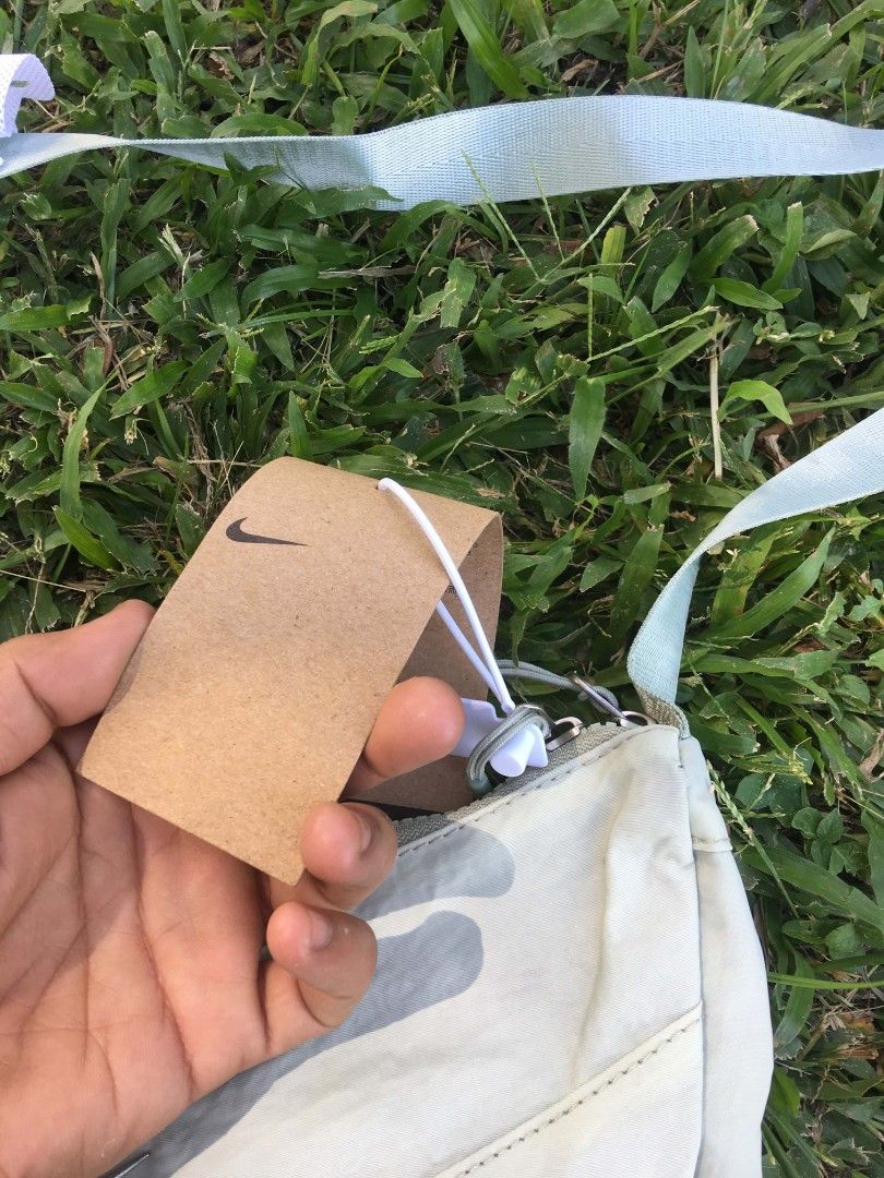 Nike Aura Cross-Body Bag (Category: Sling Bags) located in Ajuy. Submitted by wizerabbit420 (Listing ID 1468517365, Image 3). Description: .