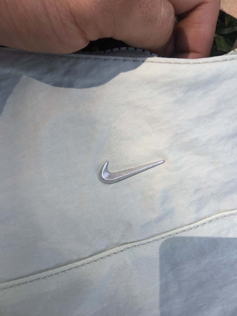 Nike Aura Cross-Body Bag (Category: Sling Bags) located in Ajuy. Submitted by wizerabbit420 (Listing ID 1468517365, Image 2). Description: .