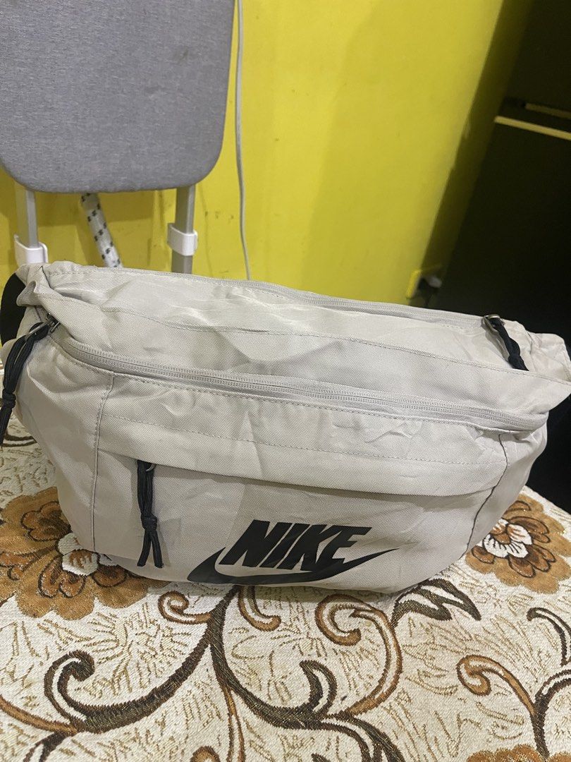 Nike Bag (Category: Belt bags, Clutches and Pouches) located in Marikina City. Submitted by greatfindsmnlph (Listing ID 1468681825, Image 2). Description: Ni ke Bag Price: 350 Size: Medium Width: 20 Length: 11 Color: Light Gray Color Rate: 10/10 Condition: 10/10 almost new Very nice in actual.