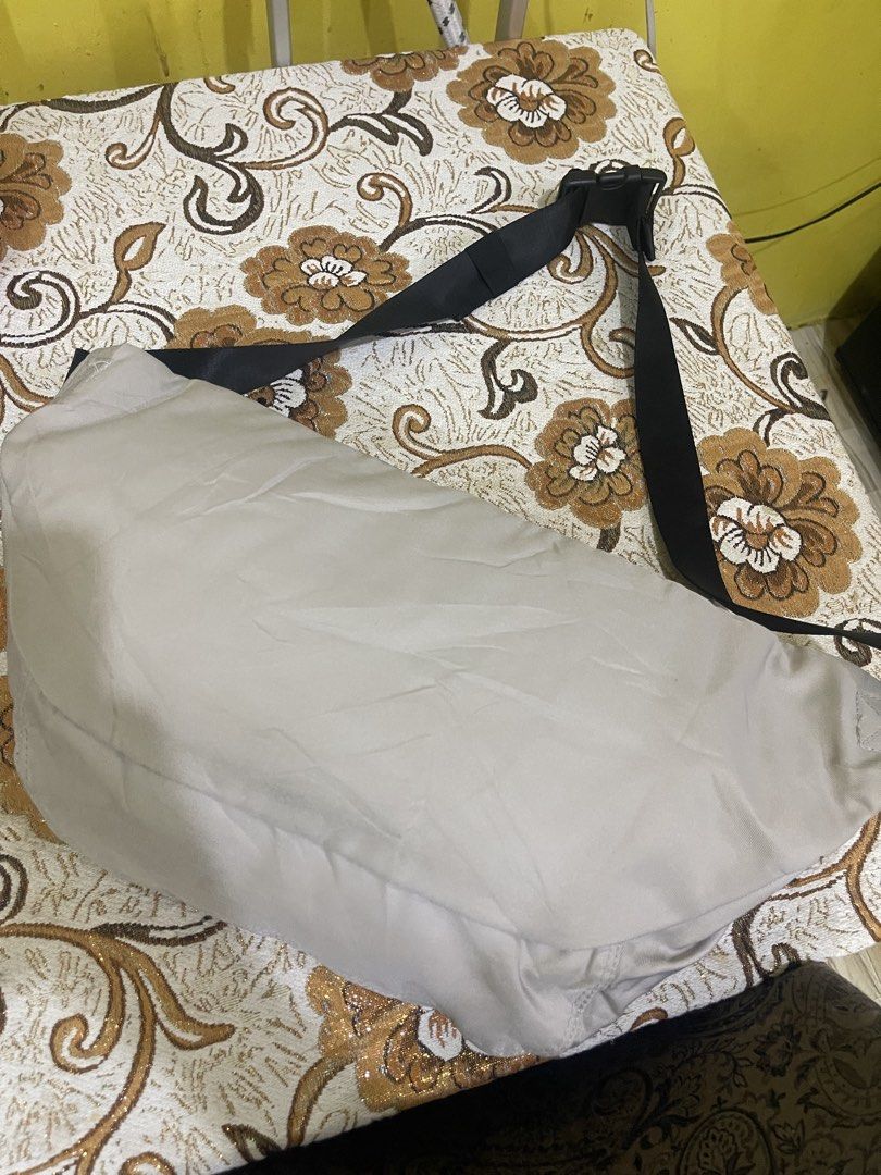 Nike Bag (Category: Belt bags, Clutches and Pouches) located in Marikina City. Submitted by greatfindsmnlph (Listing ID 1468681825, Image 3). Description: Ni ke Bag Price: 350 Size: Medium Width: 20 Length: 11 Color: Light Gray Color Rate: 10/10 Condition: 10/10 almost new Very nice in actual.