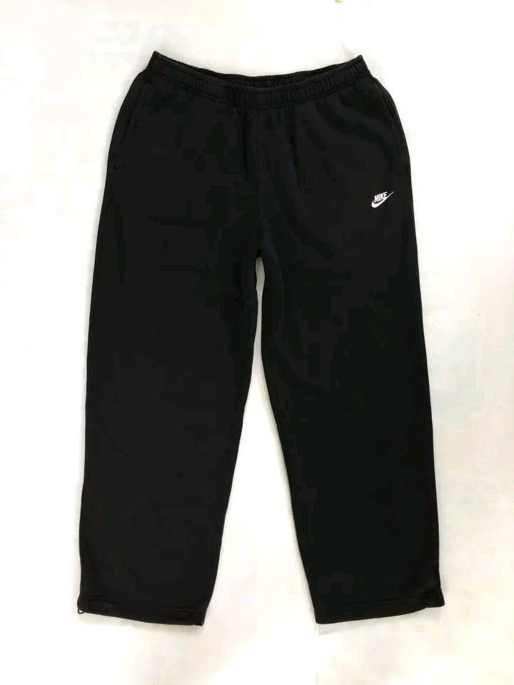 Nike Baggy Black Sweatpants (XL) (Category: Joggers) located in Cebu City. Submitted by babradede215 (Listing ID 1468612764, Image 1). Description: Waistline :32-35 Length : 40 Color Rate : 9.9/10.