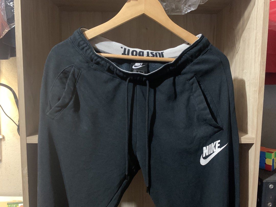 Nike Black Drawstring Sweatpants (Category: Coats, Jackets and Outerwear) located in Cabadbaran. Submitted by drip_gallery (Listing ID 1468552219, Image 2). Description: .