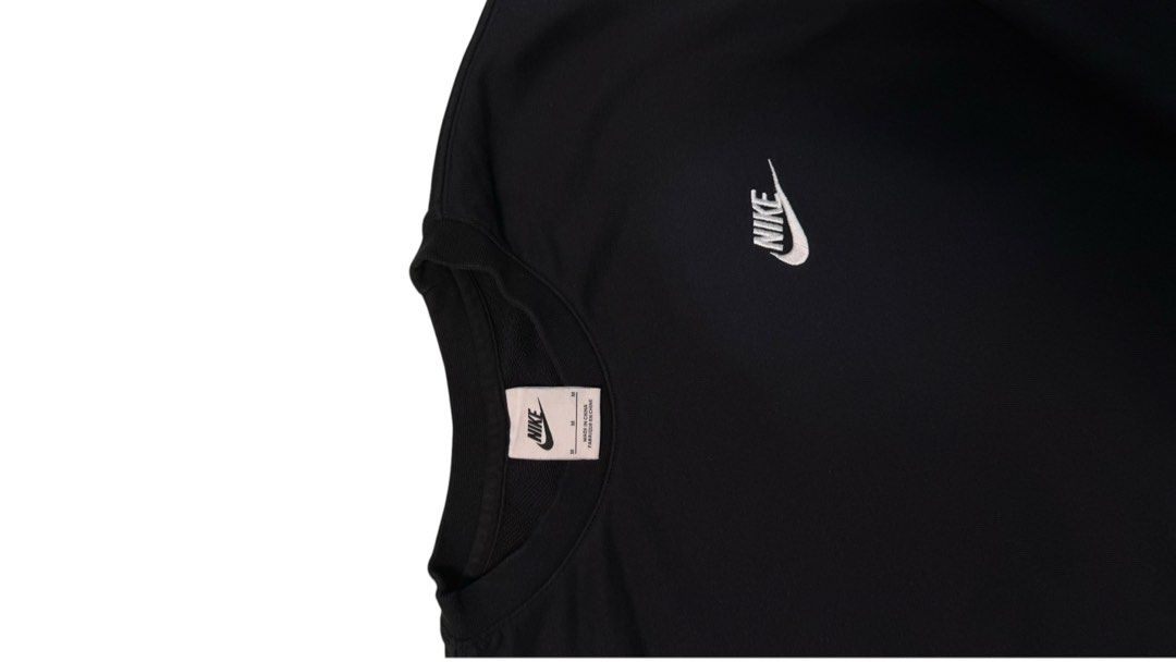 Nike Black Embroidered Logo Sweatshirt (Category: Coats, Jackets and Outerwear) located in Baguio. Submitted by zeemoda01 (Listing ID 1468635171, Image 2). Description: -N I k e pullover Medium on tag 24 by 22 inches No flaw Yours for 350 ❤️.