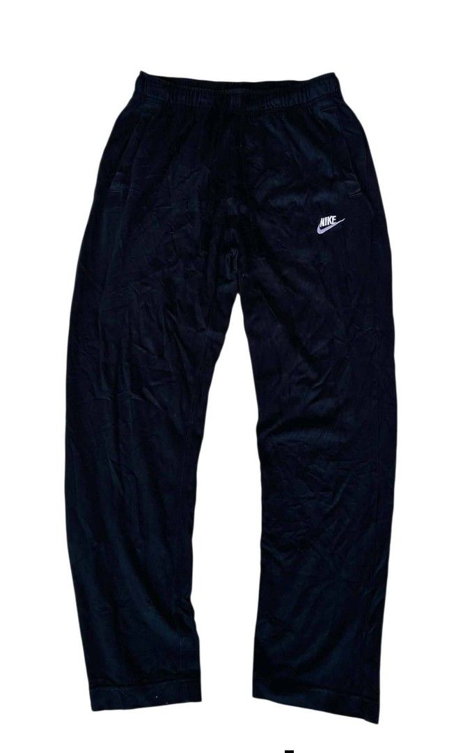 Nike Black Sweatpants Size M (Category: Joggers) located in Santiago. Submitted by reyibanez253969 (Listing ID 1468637795, Image 1). Description: - Brand: Nike - Color: Black with white embroidered logo - Size: Medium (Made in China) - 26-32x37 - Features: Adjustable drawstring waistband, convenient side pockets, and one back pocket - Condition: Excellent / Great for daily wear - Perfect for: Gym workouts, running errands, or casual lounging at h