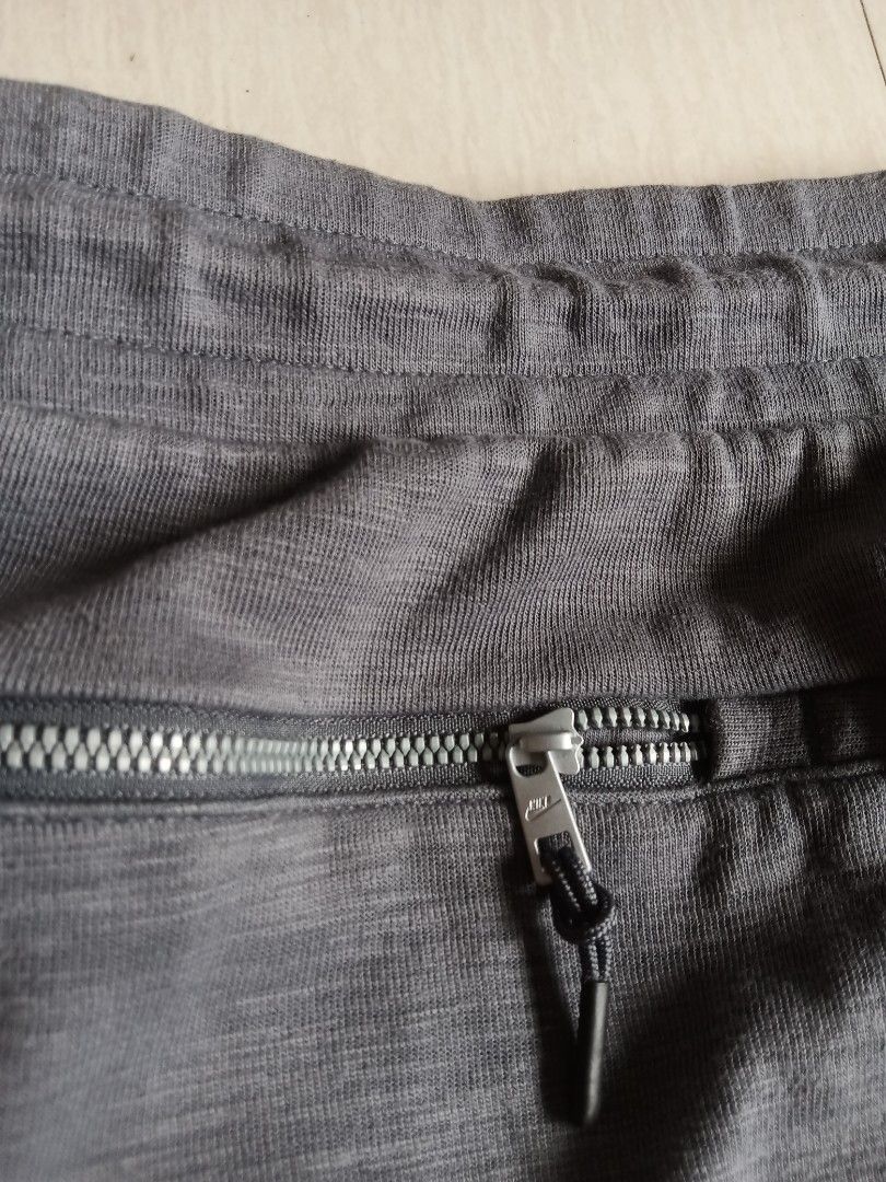 Nike box logo Grey Jogger (Category: Joggers) located in Tanay. Submitted by jrgoods (Listing ID 1468513385, Image 3). Description: Nlke box logo Large Waistline 32-34 length 38.5 Excellent to new condition 780+ship Tanay Rizal location Shipping Nationwide - Material: Comfortable cotton blend - Fit & Comfort: Elastic drawstring waistband and ribbed cuffs - Details: Small black Nike logo patch near the pocket - Storage: Convenient zippered pocket 