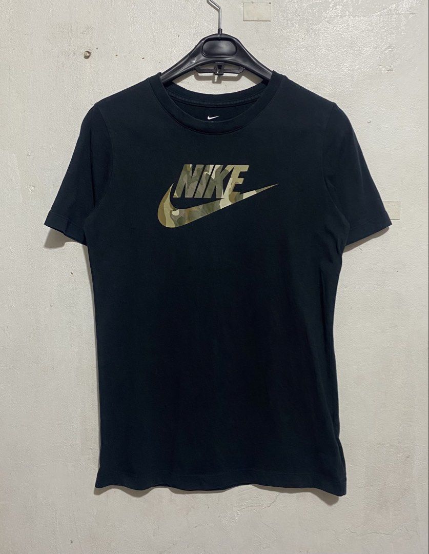Nike Camou Shirt (Category: Shirts) located in Manila. Submitted by brndn.rgld (Listing ID 1468663014, Image 1). Description: 17 Width 25 Length Like new condition Check issue last pic not visible Dm ur sure offer only.