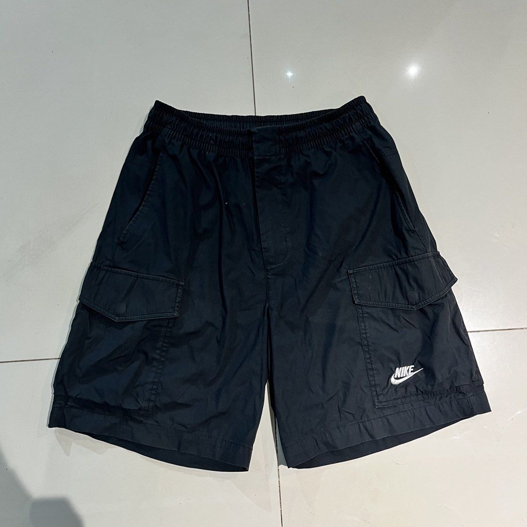Nike Cargo Shorts (Category: Shorts) located in Valencia. Submitted by yaku_lux (Listing ID 1468506600, Image 2). Description: Medium on tags.