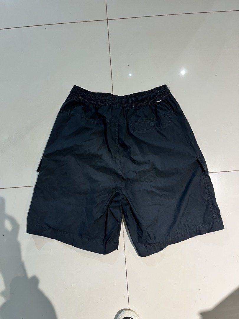 Nike Cargo Shorts (Category: Shorts) located in Valencia. Submitted by yaku_lux (Listing ID 1468506600, Image 3). Description: Medium on tags.