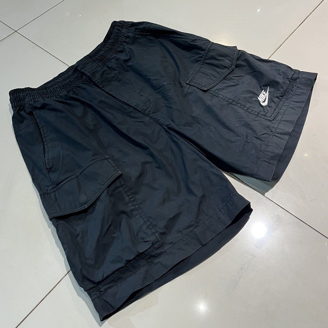Nike Cargo Shorts (Category: Shorts) located in Valencia. Submitted by yaku_lux (Listing ID 1468506600, Image 1). Description: Medium on tags.